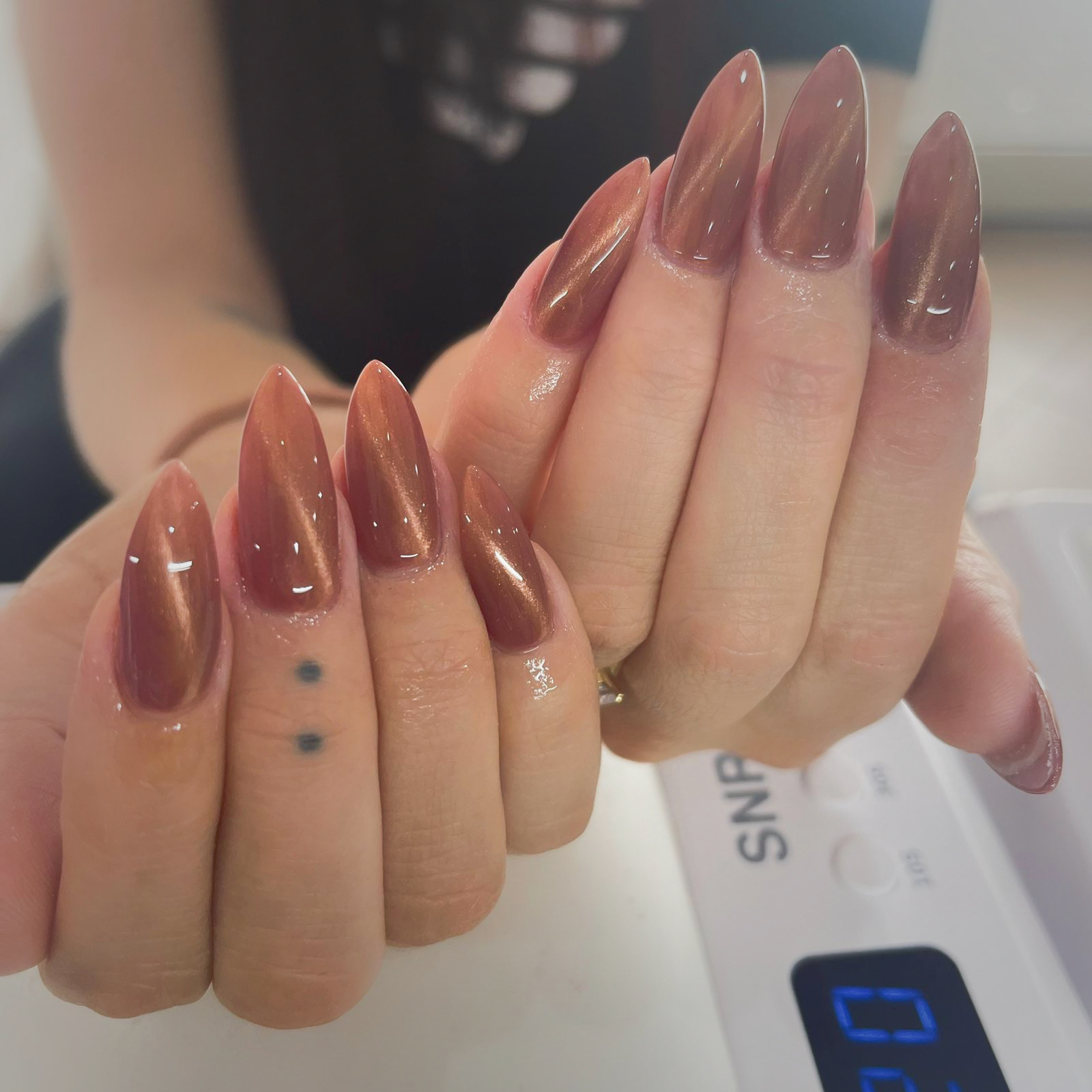 Bruine cat-eye nagels in amandelvorm