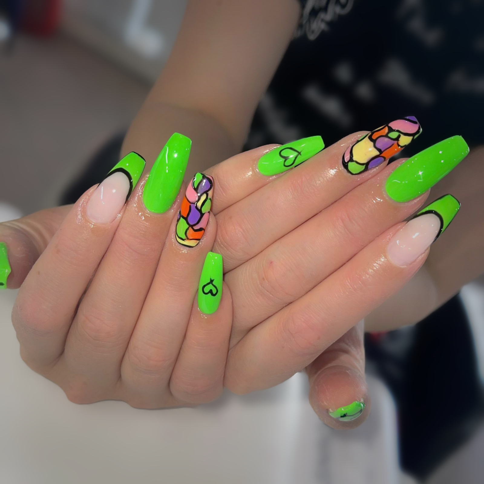 Neongroene nagels met kleurrijke nail art