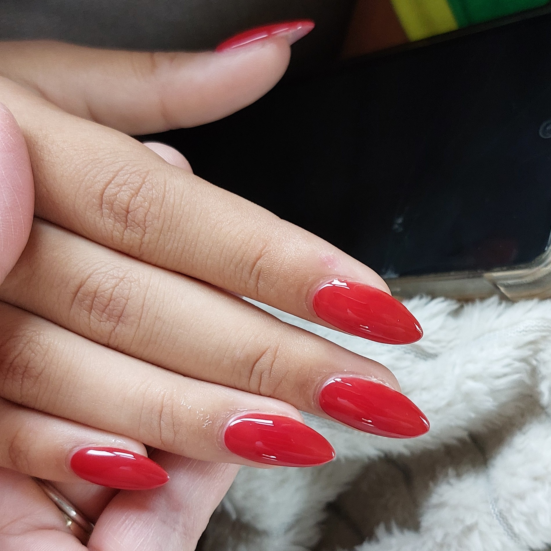 Rode amandelvormige nagels met een glanzende gellaag
