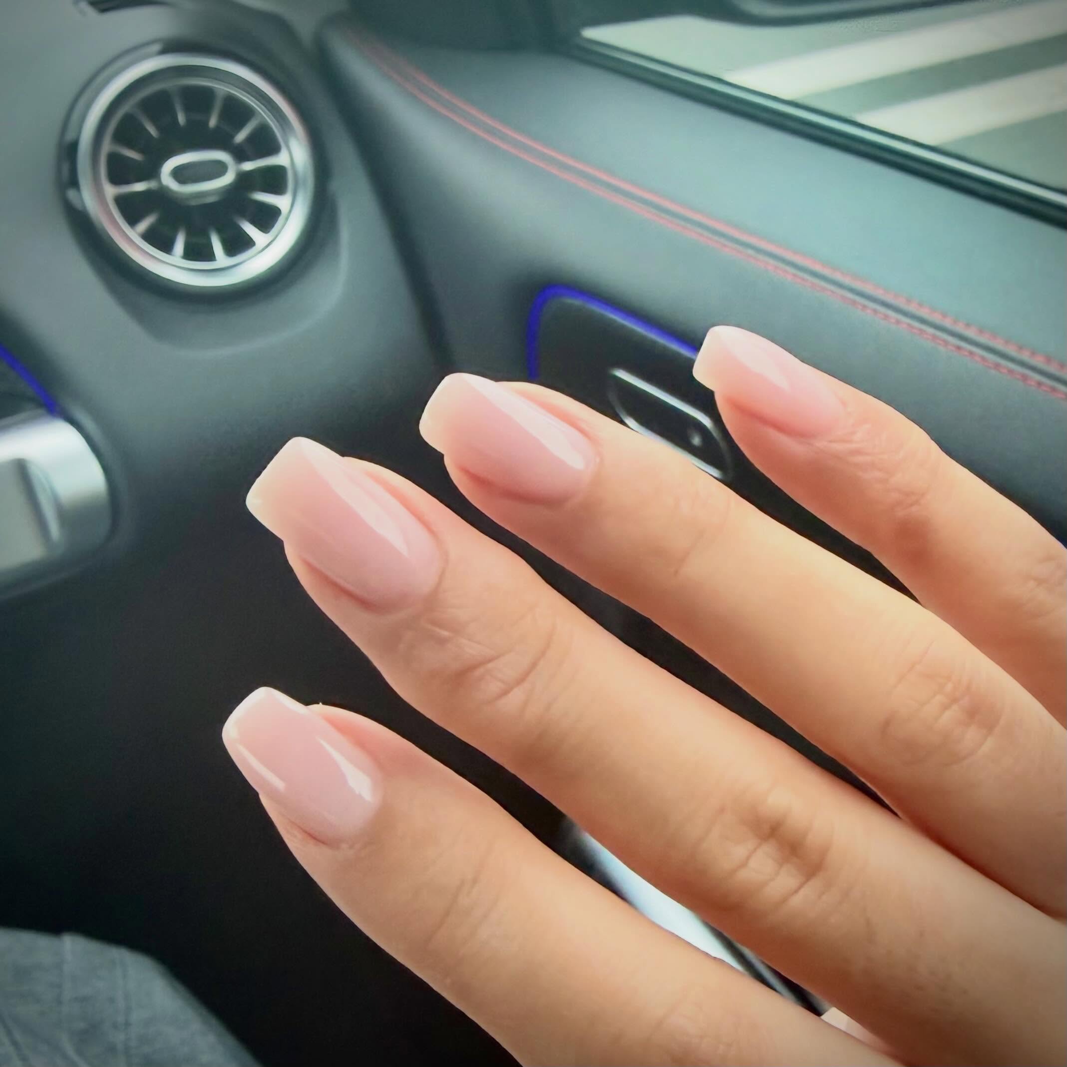 Lange nude nagels met een natuurlijke glans