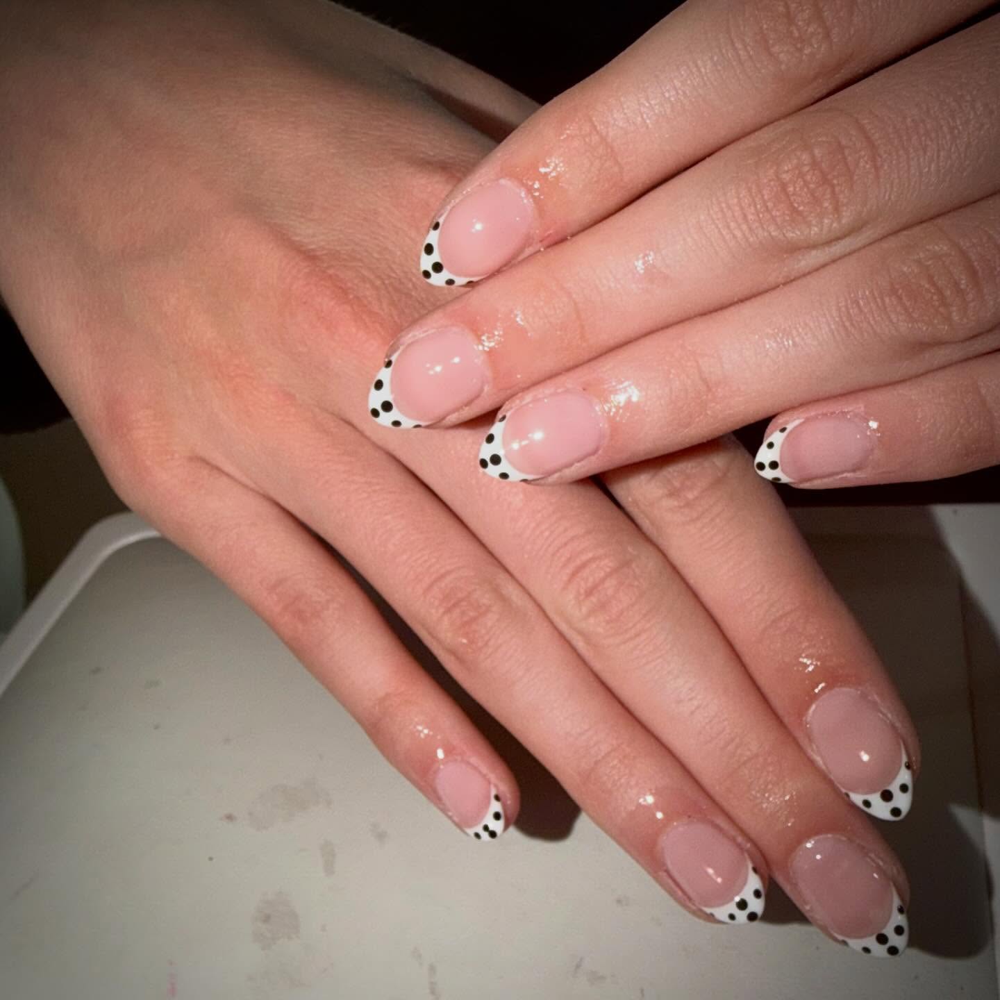 Nude nagels met zwarte stippen op de punt
